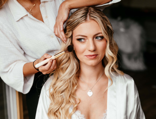 Braut wird geschminkt 450